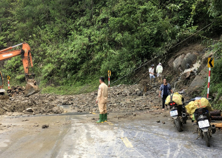 Lực lượng Cảnh sát giao thông cùng lực lượng chức năng khắc phục một điểm sạt lở trên Quốc lộ 32.