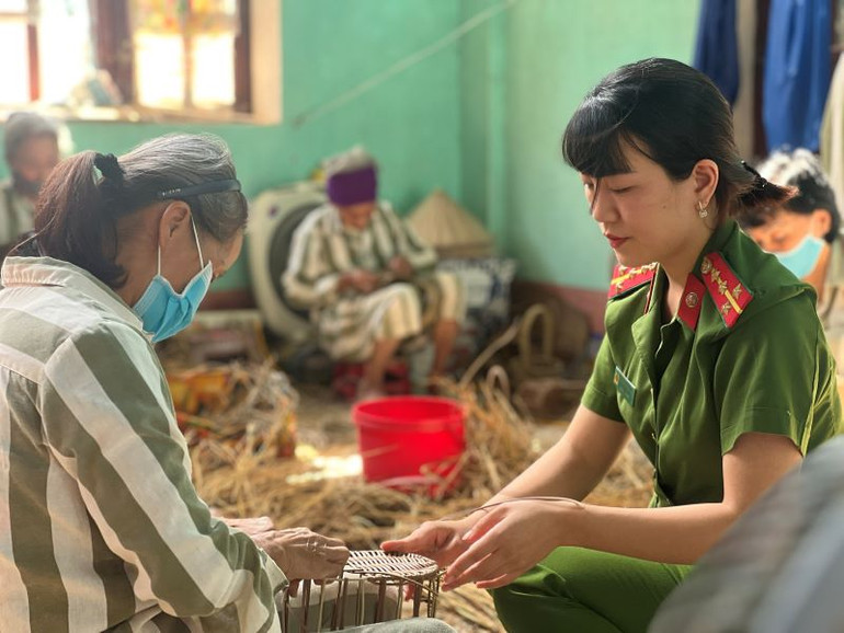 Cán bộ quản giáo Đỗ Thị Diễm Hà hướng dẫn phạm nhân trong giờ lao động. Cán bộ quản giáo Đỗ Thị Diễm Hà hướng dẫn phạm nhân trong giờ lao động.