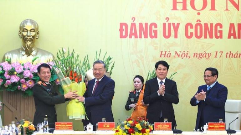 Bộ trưởng Lương Tam Quang thay mặt Đảng ủy Công an Trung ương, lãnh đạo Bộ Công an trao những bó hoa tươi thắm tặng các đồng chí lãnh đạo Đảng, Nhà nước.