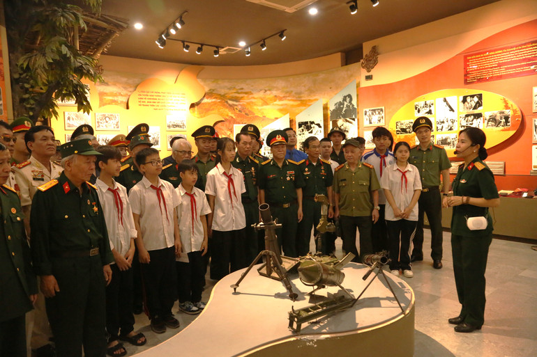 Thăm quan bảo tàng đường Hồ Chí Minh.