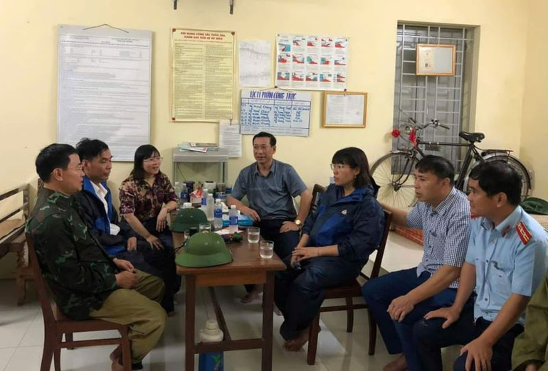 Công đoàn thị xã Sơn Tây tham gia cùng chính quyền họp bàn giải pháp chống lụt.