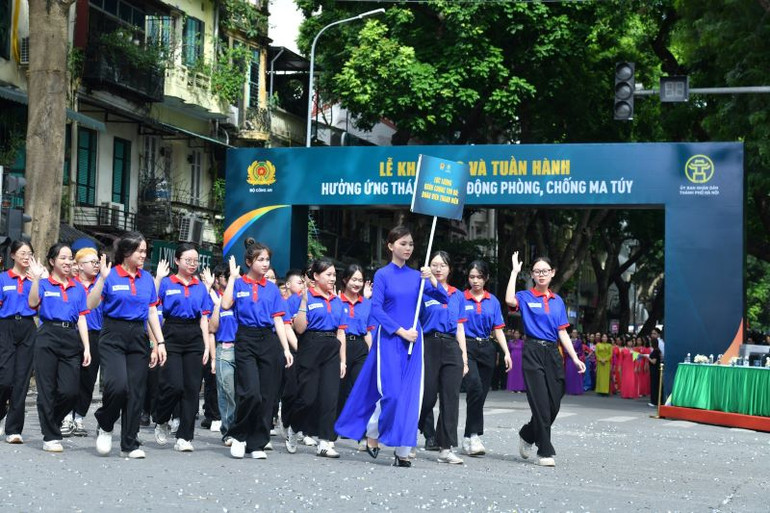 Khối đoàn viên thanh niên hưởng ứng, tham gia diễu hành.