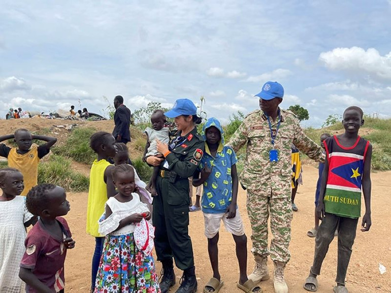 Trung tá Vinh cùng các em nhỏ Nam Sudan trong một chuyến đi công tác. Trung tá Vinh cùng các em nhỏ Nam Sudan trong một chuyến đi công tác.