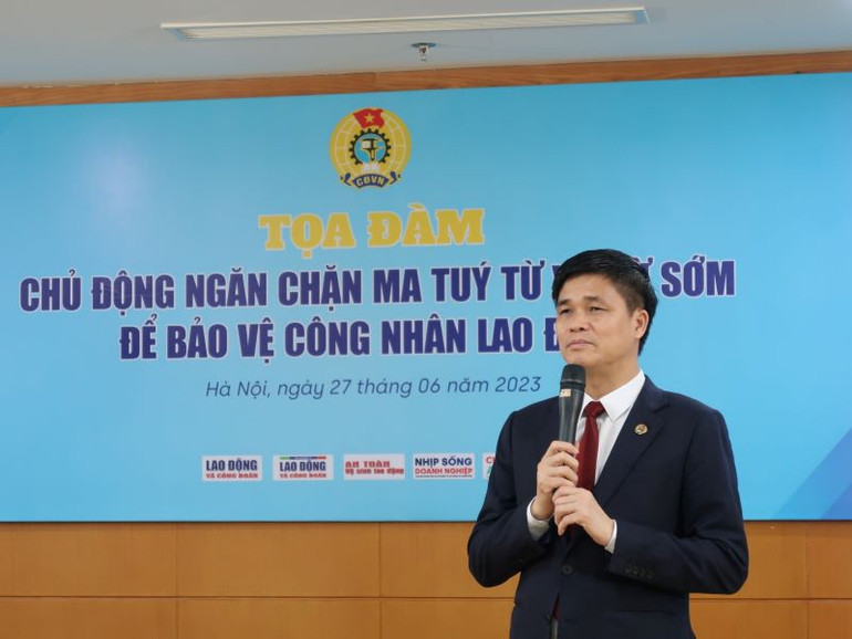 Phó Chủ tịch Tổng Liên đoàn lao động Việt Nam Ngọ Duy Hiểu phát biểu tại tọa đàm. Phó Chủ tịch Tổng Liên đoàn lao động Việt Nam Ngọ Duy Hiểu phát biểu tại tọa đàm.