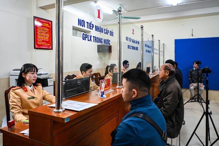 Cơ quan chức năng tăng cường năng lực tiếp nhận, xử lý hồ sơ cấp đổi giấy phép lái xe. Cơ quan chức năng tăng cường năng lực tiếp nhận, xử lý hồ sơ cấp đổi giấy phép lái xe.