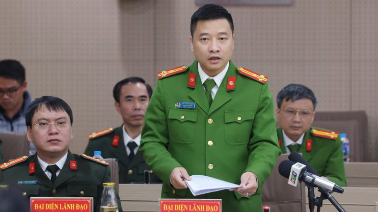 Thượng tá Vũ Thanh Tùng, Phó Cục trưởng Cục Cảnh sát điều tra tội phạm về tham nhũng, kinh tế, buôn lậu phát biểu tại họp báo. Thượng tá Vũ Thanh Tùng, Phó Cục trưởng Cục Cảnh sát điều tra tội phạm về tham nhũng, kinh tế, buôn lậu phát biểu tại họp báo.