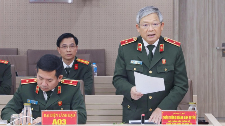 Thiếu tướng Hoàng Anh Tuyên trả lời một số câu hỏi báo chí quan tâm. Thiếu tướng Hoàng Anh Tuyên trả lời một số câu hỏi báo chí quan tâm.