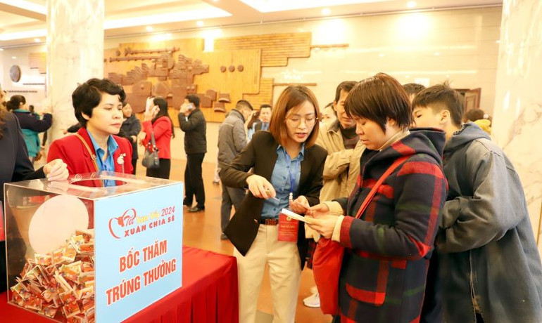 Người lao động tham dự Tết Sum vầy - Xuân chia sẻ tại Chợ Tết Công đoàn Hà Nội. (Ảnh: Thanh Hà)