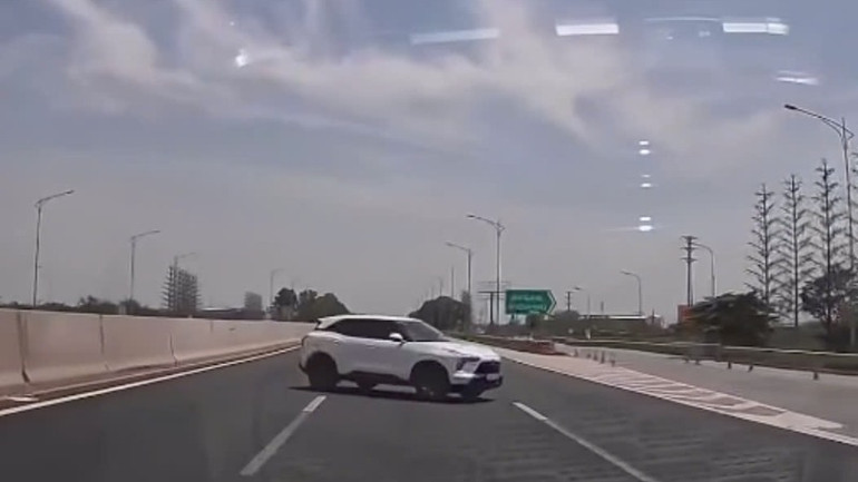 Hình ảnh xe ô-tô quay đầu đi ngược chiều trên cao tốc.