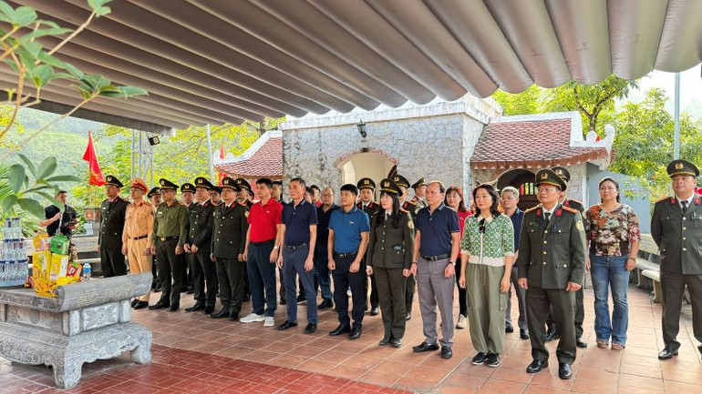 Đoàn dâng hương tại Nghĩa trang Quốc gia Vị Xuyên, Nghĩa trang cao điểm 468.