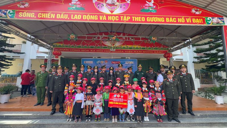 Trao quà tặng học sinh và giáo viên Trường Phổ thông dân tộc bán trú tiểu học Lũng Cú.