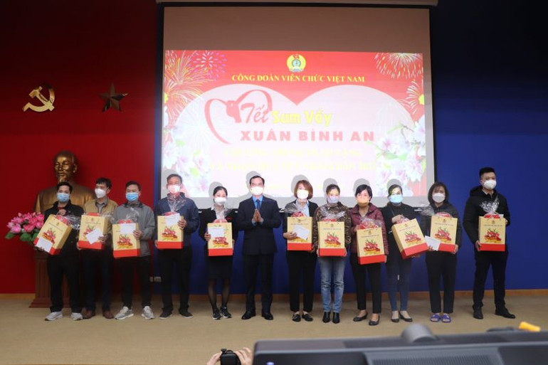 Chủ tịch Tổng Liên đoàn Lao động Việt Nam Nguyễn Đình Khang trao quà công nhân, lao động tại Tết sum vầy, Xuân bình an do Công đoàn Viên chức Việt Nam tổ chức.