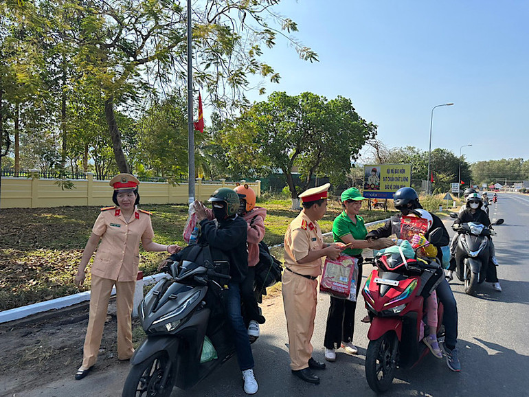 Phòng Cảnh sát giao thông Công an Bình Thuận tặng quà nhân dân.