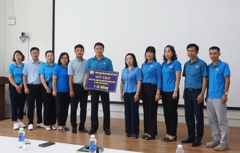 Trao kinh phí 1 tỷ đồng hỗ trợ đoàn viên, người lao động Quảng Ninh.
