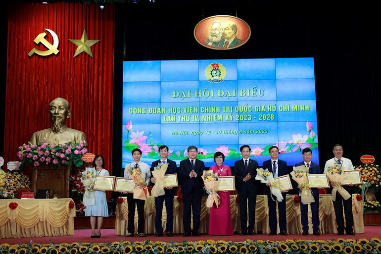 Lãnh đạo Học viện chúc mừng Ban Chấp hành Công đoàn Học viện Chính trị quốc gia Hồ Chí Minh nhiệm kỳ 2023-2028.