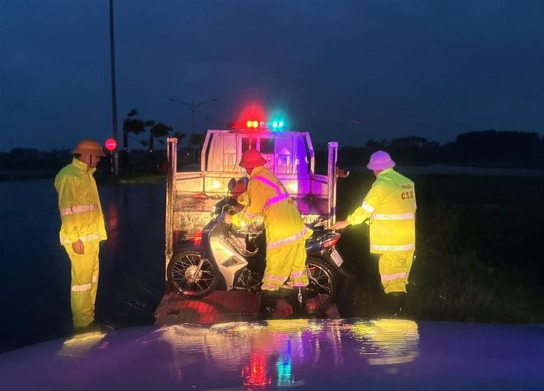 Công an tỉnh Bắc Giang hỗ trợ chị Tâm về nhà bằng xe chuyên dụng.