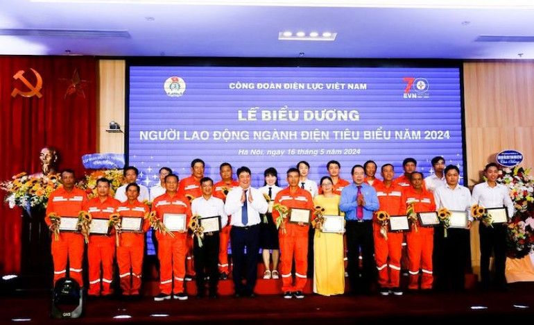 Lãnh đạo Tập đoàn EVN và Công đoàn Điện lực Việt Nam trao tặng bằng khen cho các công nhân tiêu biểu.