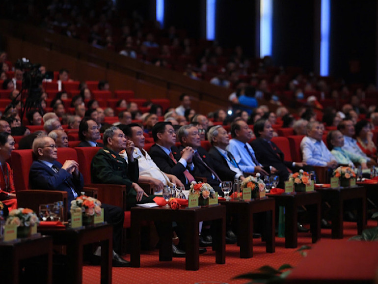 Các đại biểu dự lễ.