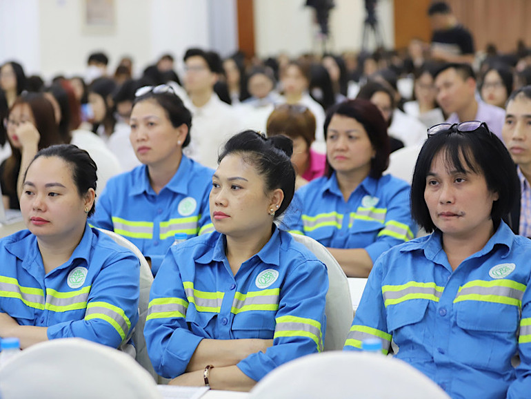 Đông đảo công nhân Công ty Môi trường đô thị Hà Nội tham dự diễn đàn. Đông đảo công nhân Công ty Môi trường đô thị Hà Nội tham dự diễn đàn.