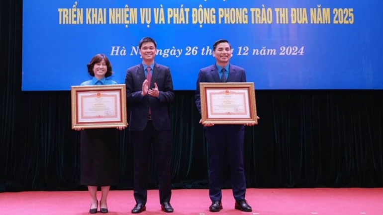 Phó Chủ tịch Tổng Liên đoàn Lao động Việt Nam Ngọ Duy Hiểu trao Bằng khen Thủ tướng Chính phủ tặng Liên đoàn Lao động quận Cầu Giấy và Phó Chủ tịch Thường trực Liên đoàn Lao động thành phố Hà Nội Lê Đình Hùng.