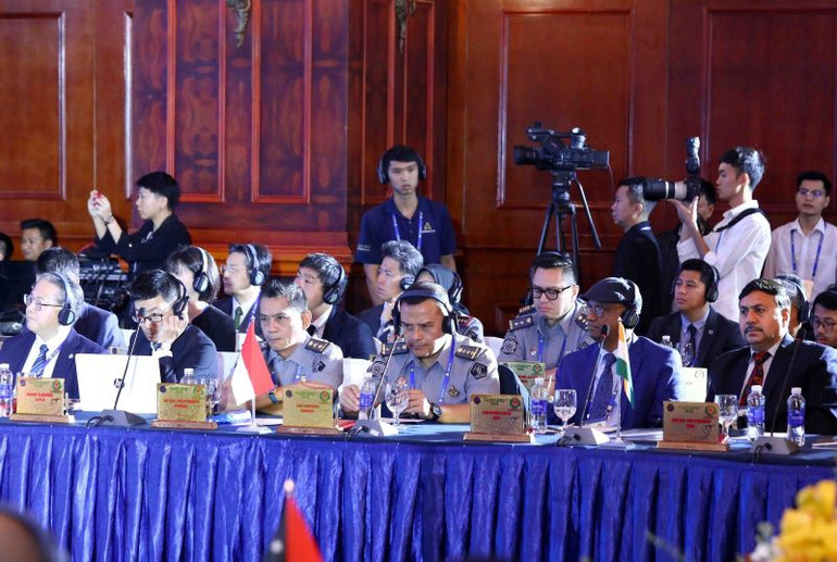 Hơn 200 đại biểu dự hội nghị. Hơn 200 đại biểu dự hội nghị.