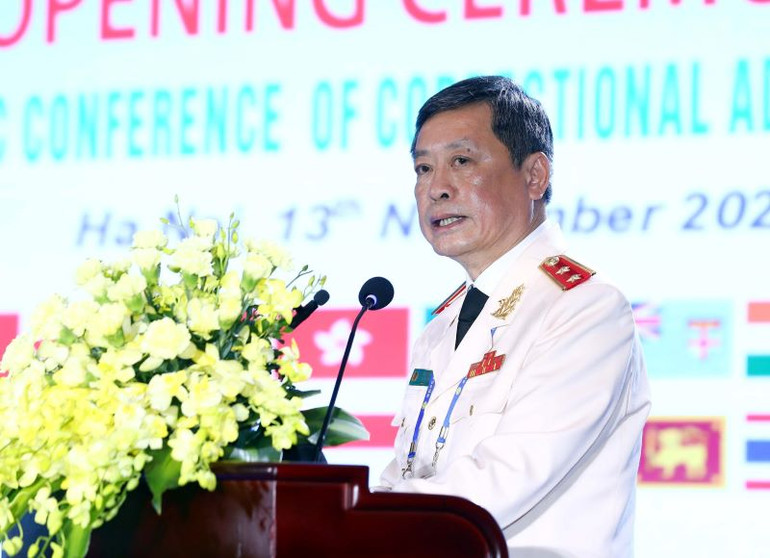 Trung tướng Lê Minh Hùng, Cục trưởng Cục Cảnh sát quản lý trại giam, cơ sở giáo dục bắt buộc, trường giáo dưỡng. Trung tướng Lê Minh Hùng, Cục trưởng Cục Cảnh sát quản lý trại giam, cơ sở giáo dục bắt buộc, trường giáo dưỡng.