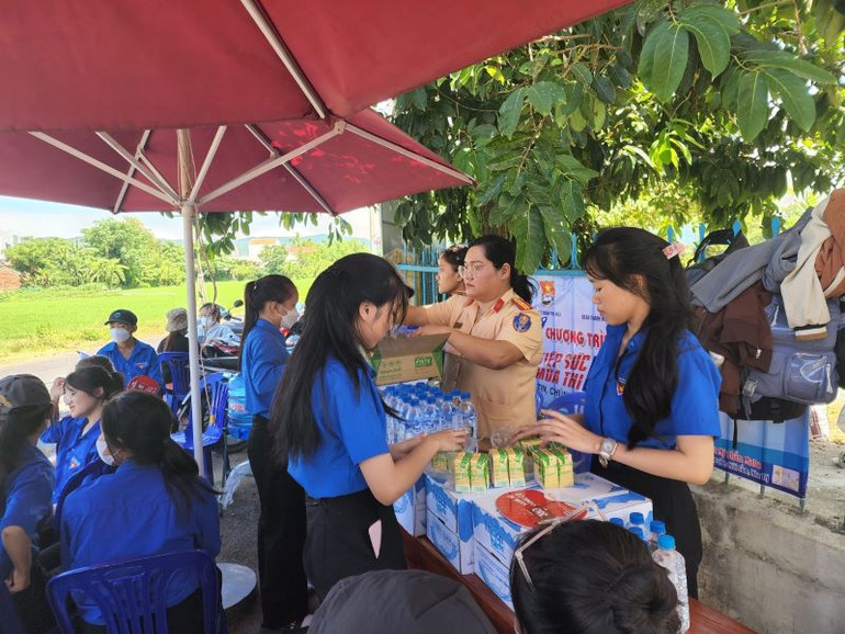 Đoàn Thanh niên, Hội Phụ nữ Phòng Cảnh sát giao thông Công an tỉnh Phú Yên tổ chức chương trình "Tiếp sức mùa thi" năm 2023. Đoàn Thanh niên, Hội Phụ nữ Phòng Cảnh sát giao thông Công an tỉnh Phú Yên tổ chức chương trình "Tiếp sức mùa thi" năm 2023.