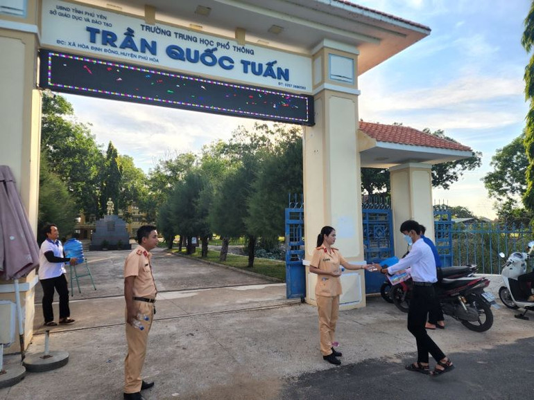 Công an giao thông huyện Phú Hòa (Phú Yên) phát nước miễn phí tặng thí sinh ngay trước khu vực địa điểm thi. Công an giao thông huyện Phú Hòa (Phú Yên) phát nước miễn phí tặng thí sinh ngay trước khu vực địa điểm thi.