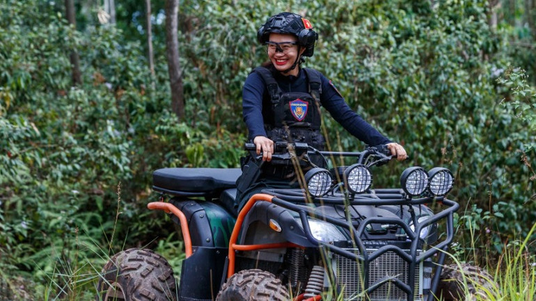 Thành thạo trong điều khiển xe địa hình vượt đèo dốc trong rừng. Ảnh: Phạm Hải