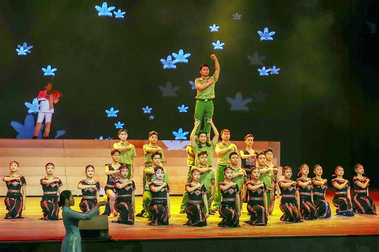 Chương trình có sự tham gia biểu diễn của đông đảo nghệ sĩ trong và ngoài lực lượng Công an nhân dân.