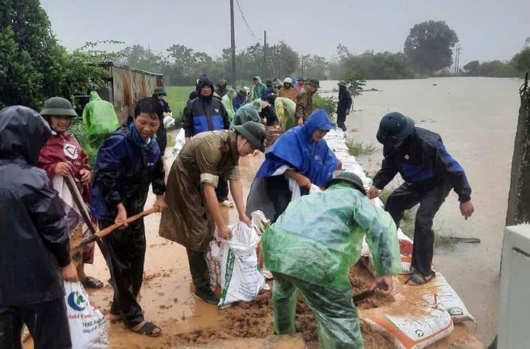Cán bộ, đoàn viên Công đoàn huyện Thạch Thất phối hợp cùng các lực lượng ứng phó lũ lớn trên sông Tích và các tuyến sông chảy qua địa bàn huyện.