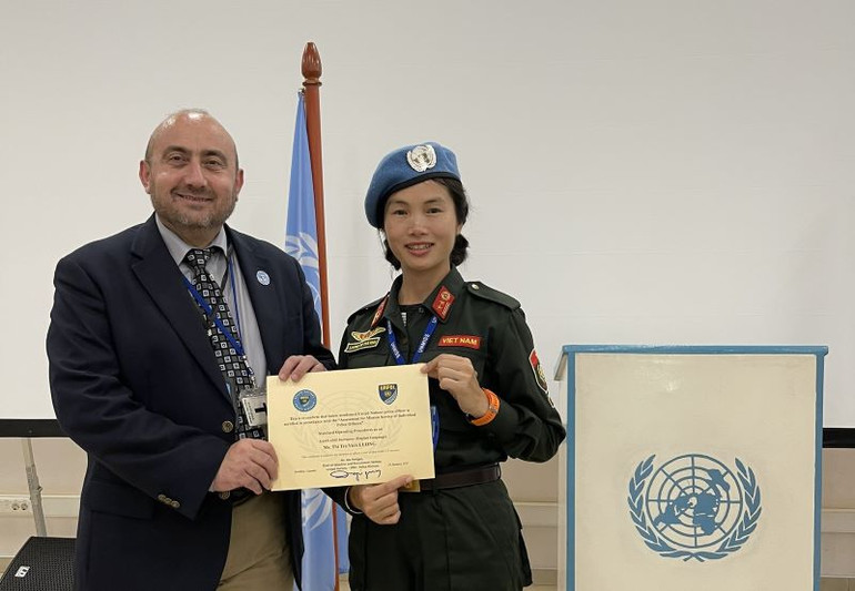 Nhận chứng chỉ sát hạch viên tiêu chuẩn sĩ quan cá nhân (SAAT/AMS instructor) do Phòng Cảnh sát Liên hợp quốc tổ chức. Nhận chứng chỉ sát hạch viên tiêu chuẩn sĩ quan cá nhân (SAAT/AMS instructor) do Phòng Cảnh sát Liên hợp quốc tổ chức.