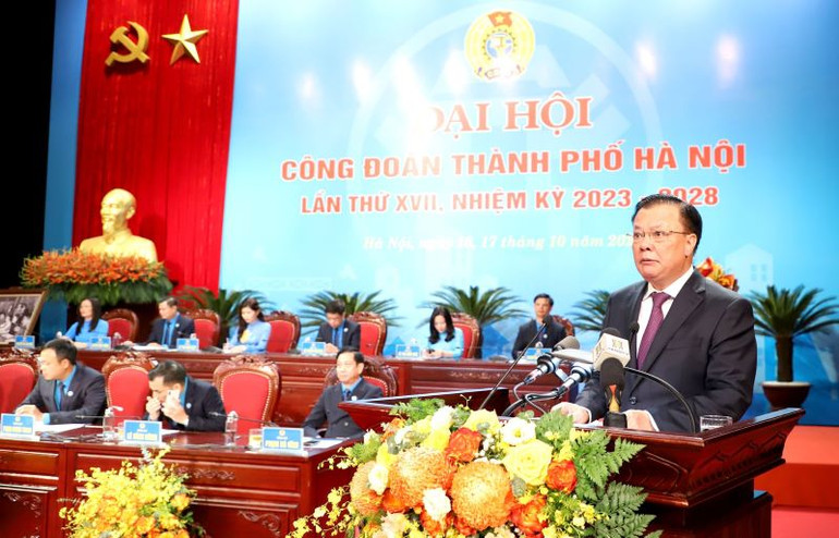 Bí thư thành ủy Đinh Tiến Dũng phát biểu chỉ đạo.