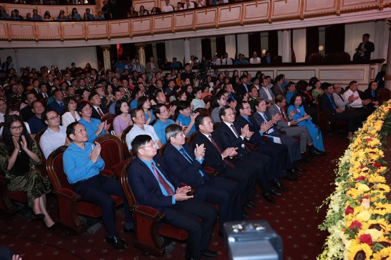 Các đại biểu dự chương trình.