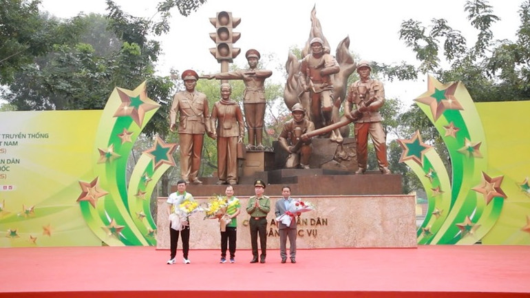 Thứ trưởng Trần Quốc Tỏ tặng hoa lãnh đạo Bộ Văn hóa, Thể thao và Du lịch và Cục Thể dục thể thao. Thứ trưởng Trần Quốc Tỏ tặng hoa lãnh đạo Bộ Văn hóa, Thể thao và Du lịch và Cục Thể dục thể thao.