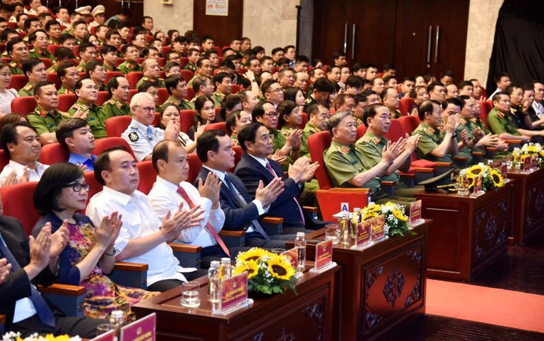 Các đại biểu tham dự chương trình.