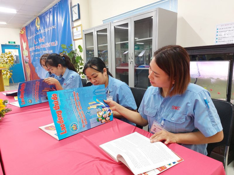 Công nhân công ty đọc sách báo sau giờ làm việc.