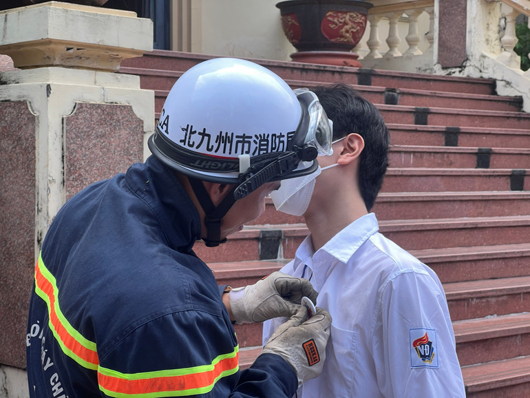 Trao huy hiệu Anh hùng chữa cháy cho học sinh có trải nghiệm xuất sắc. Trao huy hiệu Anh hùng chữa cháy cho học sinh có trải nghiệm xuất sắc.