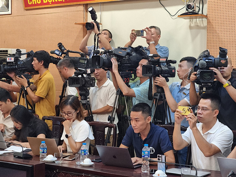 Các cơ quan báo chí tham dự họp báo.