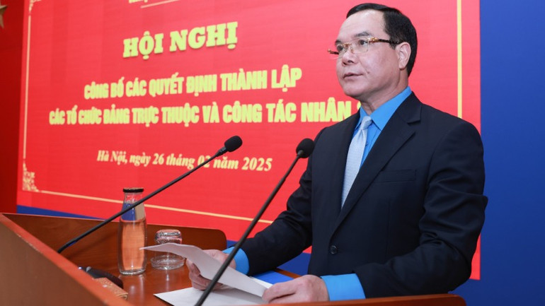 Đồng chí Nguyễn Đình Khang phát biểu giao nhiệm vụ. Đồng chí Nguyễn Đình Khang phát biểu giao nhiệm vụ.