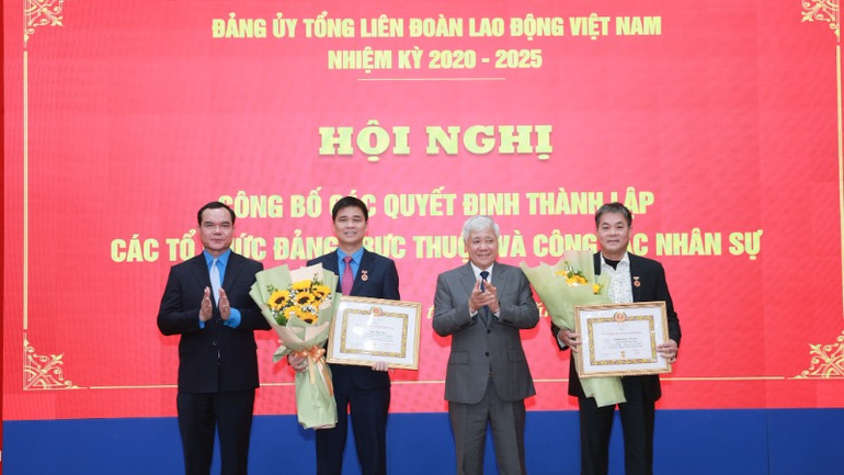Đồng chí Đỗ Văn Chiến và đồng chí Nguyễn Đình Khang gắn huy hiệu 30 năm tuổi Đảng và tặng hoa chúc mừng các đồng chí đảng viên. Đồng chí Đỗ Văn Chiến và đồng chí Nguyễn Đình Khang gắn huy hiệu 30 năm tuổi Đảng và tặng hoa chúc mừng các đồng chí đảng viên.
