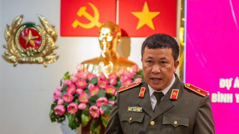 Thiếu tướng Nguyễn Công Bẩy thông tin về tượng đài tại họp báo.