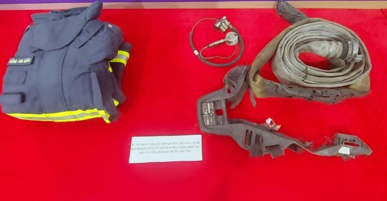 Kỷ vật của 3 chiến sĩ đã hy sinh khi tham gia chữa cháy tại quán karaoke ISI số 231 phố Quan Hoa, quận Cầu Giấy, Hà Nội năm 2022. Kỷ vật của 3 chiến sĩ đã hy sinh khi tham gia chữa cháy tại quán karaoke ISI số 231 phố Quan Hoa, quận Cầu Giấy, Hà Nội năm 2022.