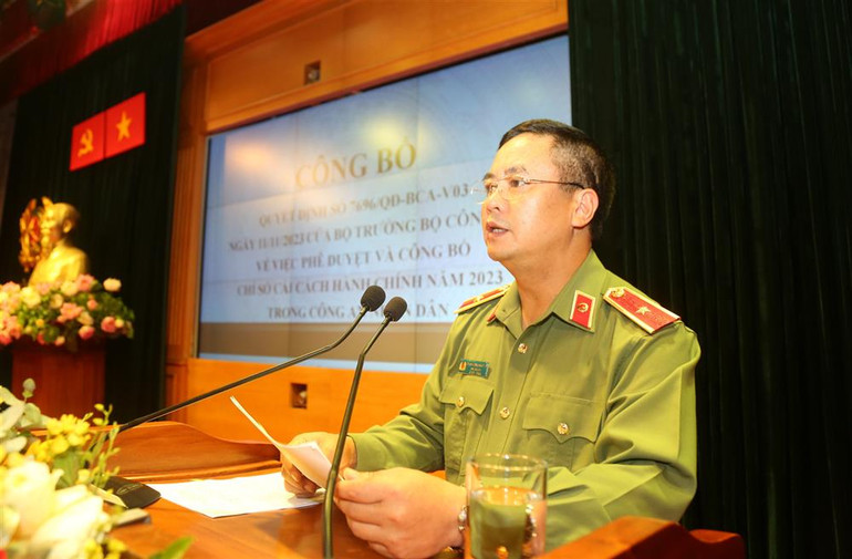 Thiếu tướng Phạm Công Nguyên, Cục trưởng Cục Pháp chế và cải cách hành chính, tư pháp, Bộ Công an phát biểu tại hội nghị.