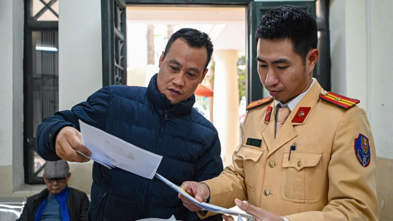 Lực lượng chức năng hướng dẫn người dân các thủ tục kê khai hồ sơ cấp đổi giấy phép lái xe. Lực lượng chức năng hướng dẫn người dân các thủ tục kê khai hồ sơ cấp đổi giấy phép lái xe.