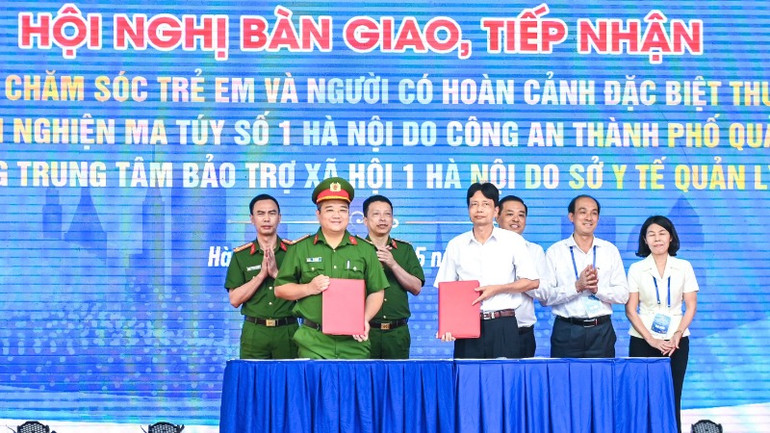 Lễ bàn giao, tiếp nhận Phòng chăm sóc trẻ em và người có hoàn cảnh đặc biệt do Công an thành phố quản lý sang Sở Y tế Hà Nội.