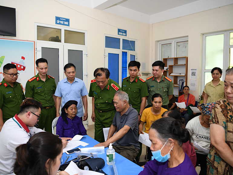 Thiếu tướng Nguyễn Đức Thính thăm hỏi, động viên bà con thị trấn Nà Phặc.