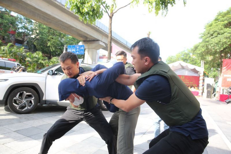 Diễn tập bắt giữ đối tượng cướp tài sản tại cửa hàng kinh doanh vàng bạc, đá quý.