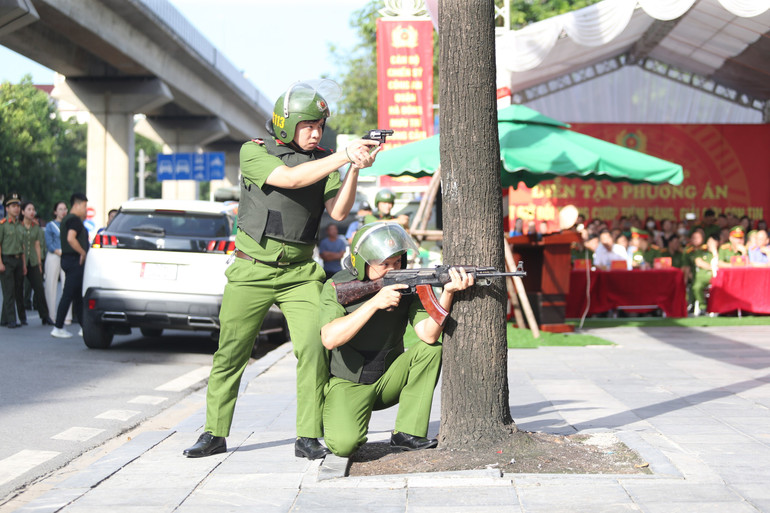 Cán bộ, chiến sĩ sử dụng thành thạo phương tiện, vũ khí, công cụ hỗ trợ.