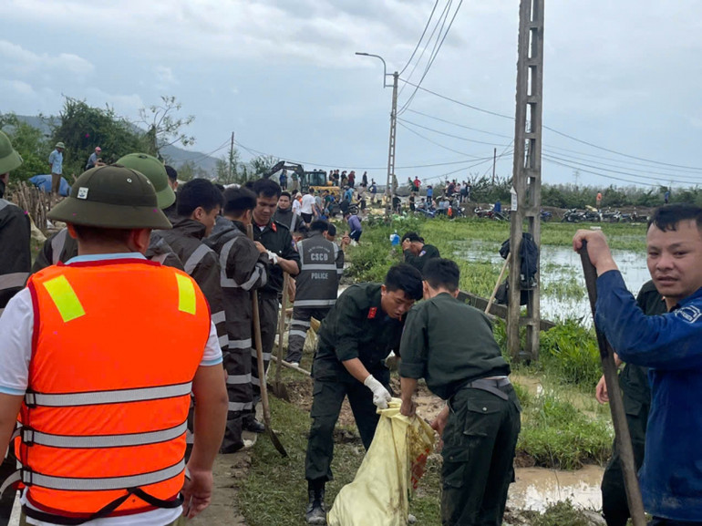 Trung đoàn Cảnh sát cơ động Đông Bắc khắc phục hậu quả bão số 3 tại Quảng Ninh.